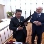 Lukashenko Kimga “har ehtimolga qarshi” avtomat sovg‘a qildi (video)