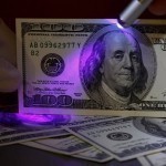 Uch viloyatda 10 ming dollardan ortiq qalbaki pullarni sotayotganlar ushlandi