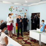 Sizlarning ota-onangiz, vataningiz bor — Shavkat Mirziyoyev Mehribonlik uyiga bordi
