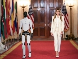 Мелания Трамп Оқ уйга робот олиб борди (видео)