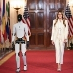 Мелания Трамп Оқ уйга робот олиб борди (видео)