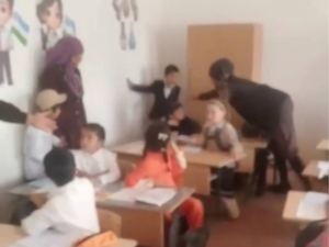 Samarqandda ayol dars paytida 1-sinf o‘quvchisini kaltakladi