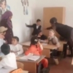 Samarqandda ayol dars paytida 1-sinf o‘quvchisini kaltakladi