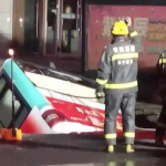 Yo‘l o‘pirilishi oqibatida avtobus yer ostiga kirib ketdi (video)