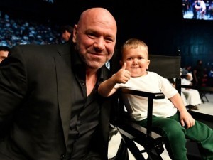 UFC prezidenti Xasbikka uy va 35 ta kuchuk sovg‘a qildi (video)