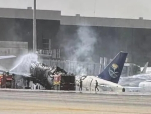 Saudiya poytaxtidagi aeroportda samolyot yonib ketdi