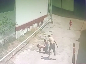 Andijonda erkak o‘g‘li bilan janjallashgan bolani ayovsiz kaltakladi (video)