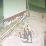 Andijonda erkak o‘g‘li bilan janjallashgan bolani ayovsiz kaltakladi (video)