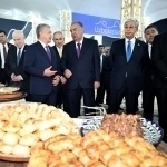 Шавкат Мирзиёев “Аваза”да миллий таомлар фестивалига борди