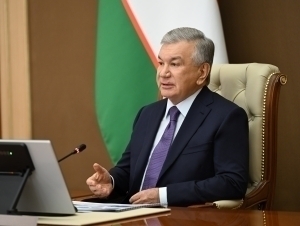 Расман: Президент алифбони ўзгартиришга оид қонунни имзолади