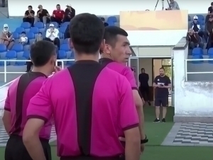 IIB xodimi va “Bunyodkor” rasmiysi o‘rtasidagi tortishuv oqibatida futbol o‘yini to‘xtatildi (video)