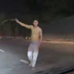 25 yoshli yarim yalang‘och yigit yo‘l o‘rtasida “tomosha ko‘rsatdi” 