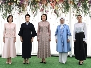 Bishkekdagi “podium”: birinchi xonimlar qanday liboslarda ko‘rinish berdi?
