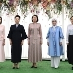 Bishkekdagi “podium”: birinchi xonimlar qanday liboslarda ko‘rinish berdi?