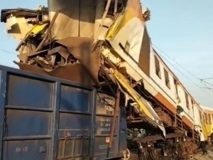 Ҳиндистонда йўловчи ва юк поезди тўқнашди. Қурбонлар бор (видео)