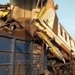 Ҳиндистонда йўловчи ва юк поезди тўқнашди. Қурбонлар бор (видео)
