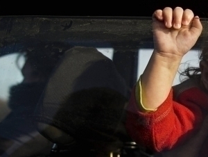 Mashinada qulflanib qolgan bola issiqdan vafot etdi