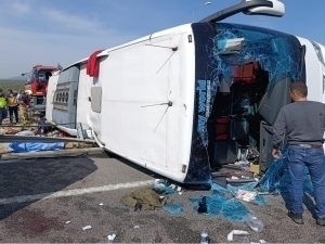  Sayyohlik avtobusi yuk mashinasi bilan to‘qnashdi. Qurbonlar bor