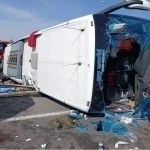  Sayyohlik avtobusi yuk mashinasi bilan to‘qnashdi. Qurbonlar bor