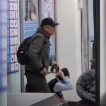Olmaotada erkak pichoq bilan aeroport xodimini garovga oldi (video)