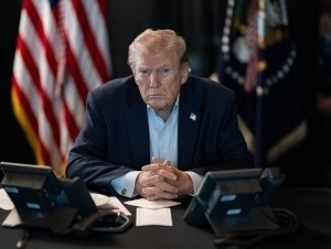 Трамп махфий маълумотларни сиздираётган “ифлос итлар”ни топишга ваъда берди