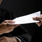 Korrupsiya haqida xabar bergan shaxslarga himoya orderi beriladi