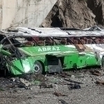 Покистонда автобус жарликка тушиб кетди. 28 киши ҳалок бўлди