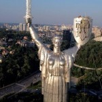 Киевдаги “Ватан” монументидан СССР герби олиб ташланди