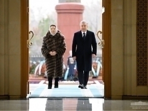 Mirziyoyev Birinchi prezident haykali poyiga gulchambar qo‘ydi