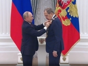 Путин 75 ёшни қаршилаган қария Лавровни мукофотлади