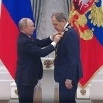 Путин 75 ёшни қаршилаган қария Лавровни мукофотлади