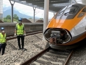 Хитойда синов поезди 11 кишини босиб кетди