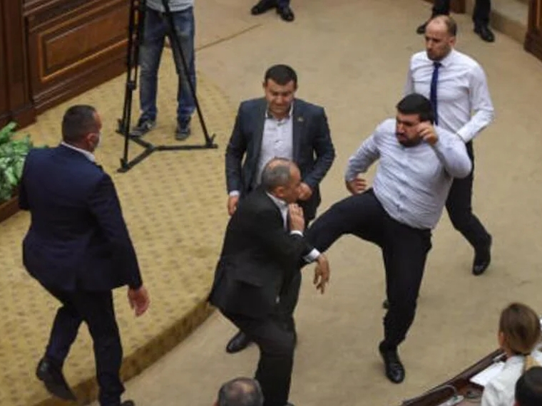 Арманистон парламентида депутатлар яна муштлашиб кетди (видео)