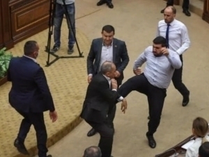 Armaniston parlamentida deputatlar yana muştlaşib ketdi (video)