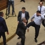 Арманистон парламентида депутатлар яна муштлашиб кетди (видео)