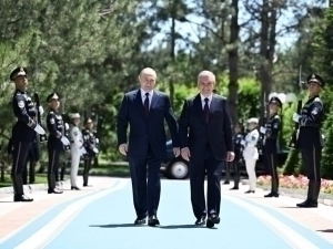 Mirziyoyev congratulates Putin on Russia Day