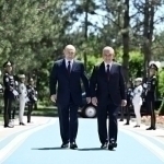 Mirziyoyev Putinni qutladi 