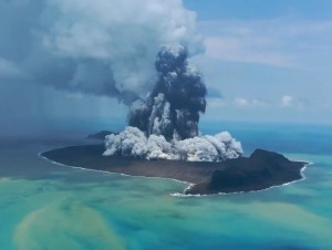 Dahshat! Tongada yerosti vulqoni otildi (video)