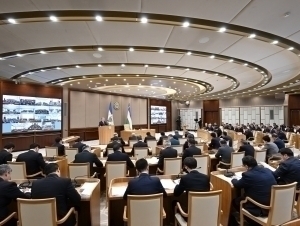 Rahbarlar dunyoqarashini mutlaqo o‘zgartirishi zarur – Shavkat Mirziyoyev