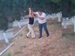 U minut paytida yuzimga tupurdi.