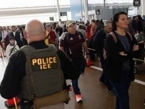 AQSHda viza muddati tugagan xorijliklar aeroportlarda “ovlanmoqda” 