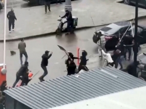 Москвада мигрантлар белкурак ва таёқлар билан оммавий муштлашди (видео)