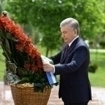 Mirziyoyev G‘alaba bog‘idagi yodgorliklarga gul qo‘ydi