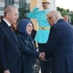 Boshidagi ro‘moli uchun dasturxondan chetlatilgan Emina Erdo‘g‘an