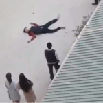 Termizda 18 yoshli talaba o‘zini 14-qavatdan tashlab yubordi (video)