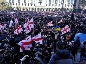 Tbilisida “xorijiy agentlar” qonuniga qarshi miting bo‘ldi 