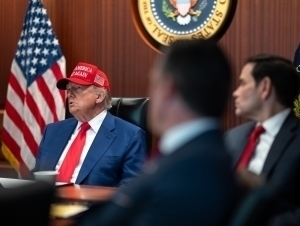 Eronda demokratiya bo‘lishi shart emas – Tramp