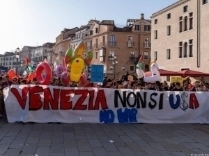 Venetsiyaliklar AQSH elchisini haydash maqsadida namoyish o‘tkazdi