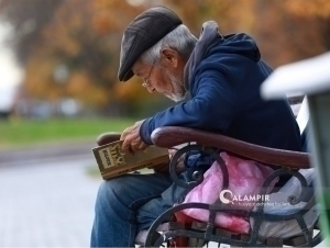 How many centenarians reside in Uzbekistan?