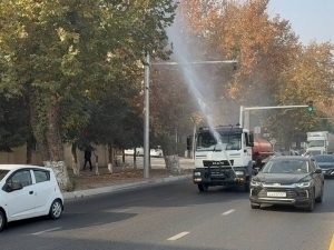 Toshkentda havo ifloslanishi ortidan yo‘llarga suv sepilmoqda (video)